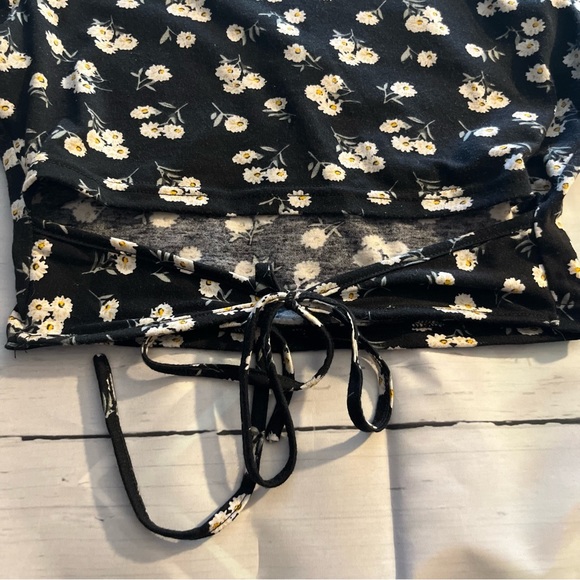 Black Floral Short Sleeve Crop Top Tee with Tie on Lower Back, SHEIN Size Small - Picture 3 of 6